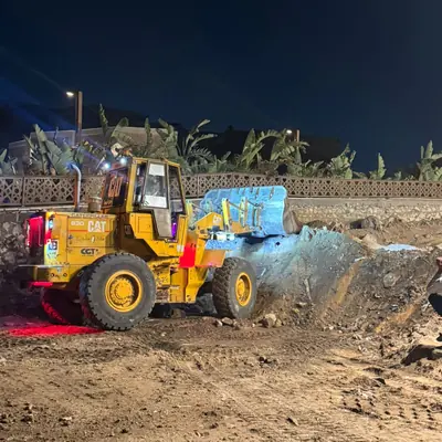 لودر يعمل في أعمال حفر بالليل